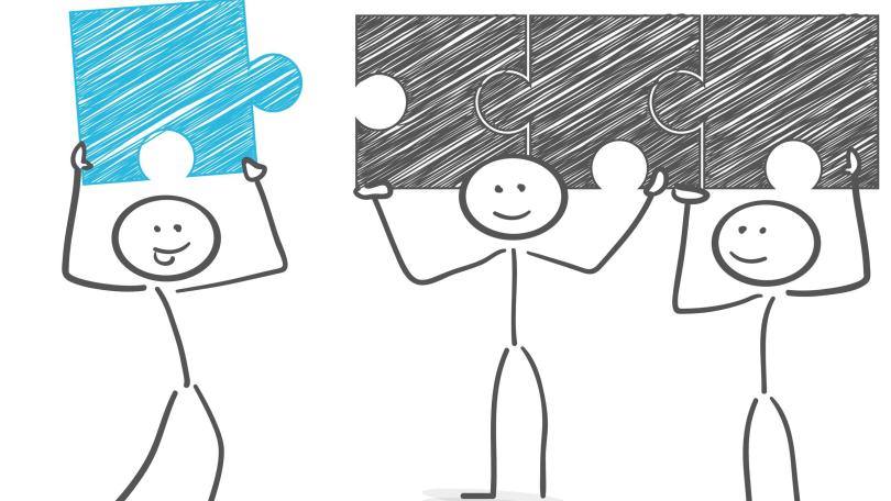 Strichmännchen fügen Puzzleteile zusammen.Zusammenarbeit, Qualitätsentwicklung.