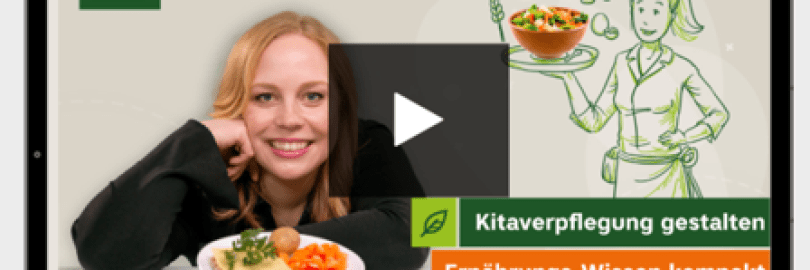 Lächelnde Frau stützt den Kopf auf die Hand; vor ihr ein Teller mit Brot, Käse, Kartoffeln und Tomaten. Rechts eine grüne Zeichnung einer Köchin mit Salatschüssel, dahinter Symbole für Getreide, Milch, Ei und Gemüse.
